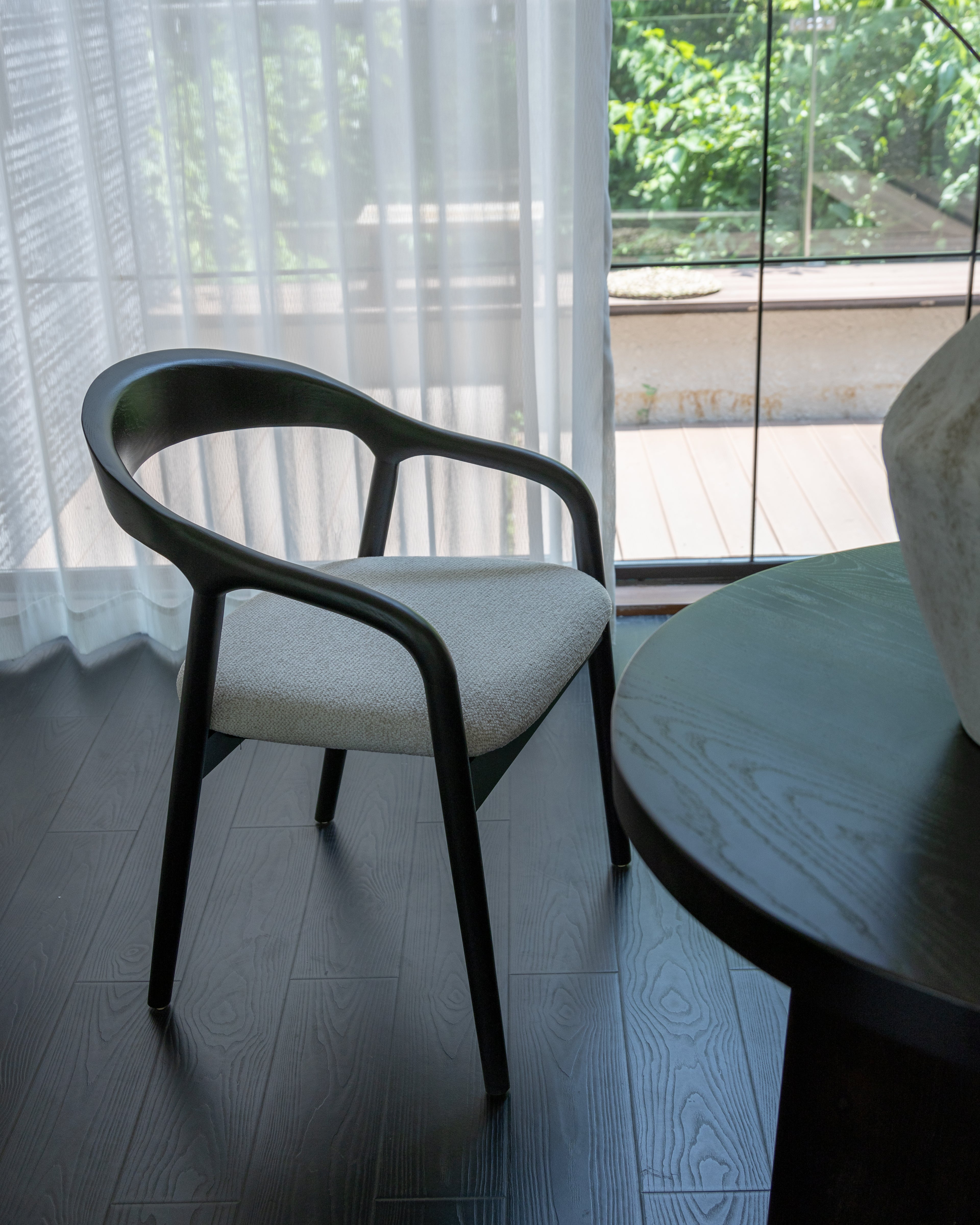 Chaise LUNA – Design Élégant & Courbes Enveloppantes